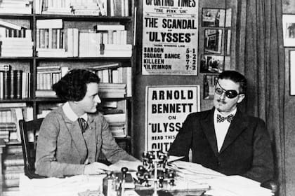 James Joyce y su editora Sylvia Beach, en la librería Shakespeare and Company, en París
