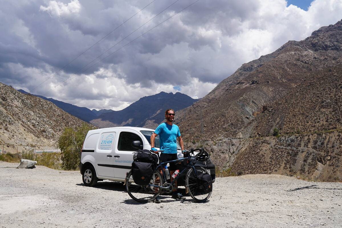 James Levelle con la Renault Kangoo Z.E. con la que cubrió el trayecto entre Buenos Aires y Mendoza, y la bicicleta con la que cruzó a Chile