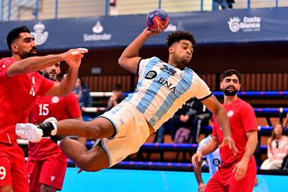 James Lewis Parker vuela y convierte; es una de las caras del futuro de la selección argentina de handball en este ciclo