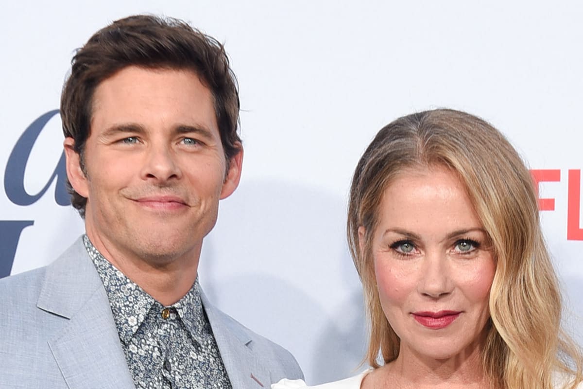 James Marsden y Christina Applegate, en una de las premieres de Muertos para mí, la serie de Netflix donde trabajaron juntos; el actor hizo referencia al estado de salud de su compañera
