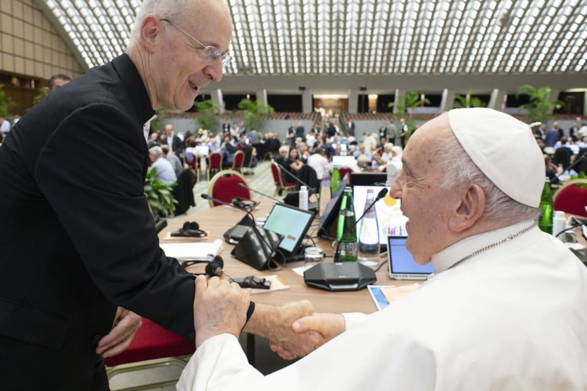 James Martin y el papa Francisco, durante el reciente sínodo