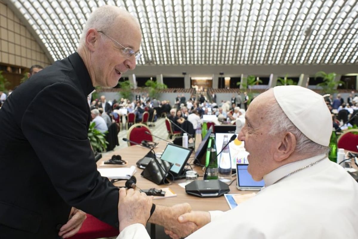 James Martin y el papa Francisco, durante el reciente sínodo