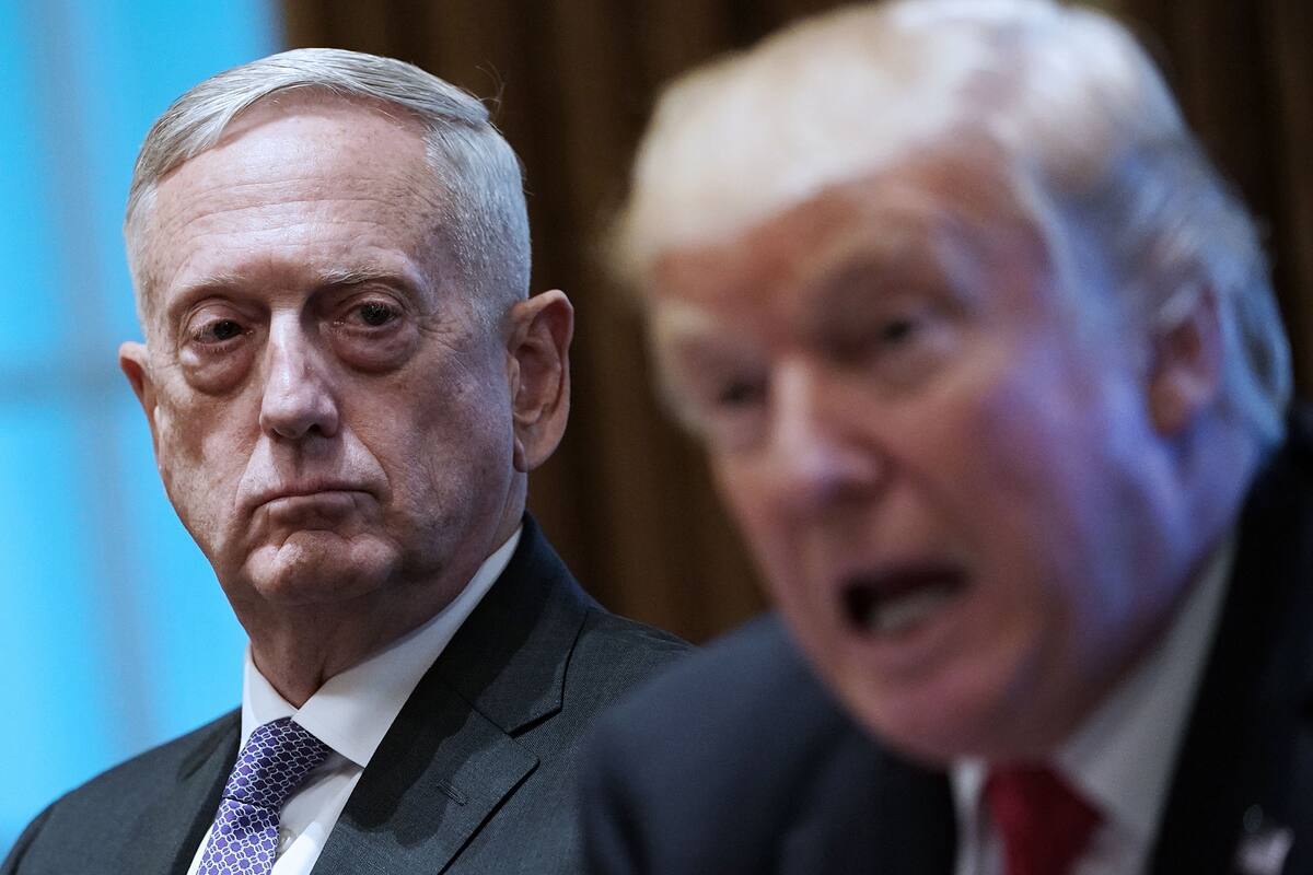 James Mattis y Donald Trump, en 2017, durante un encuentro con jefes militares