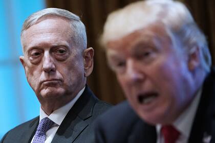 James Mattis y Donald Trump, en 2017, durante un encuentro con jefes militares