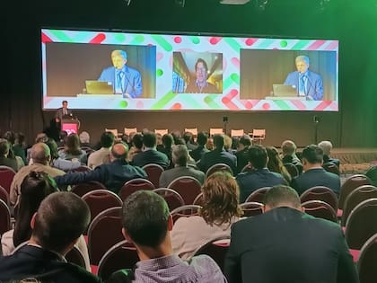 James Moon (centro) habló en Cuore 2023, un día antes de una nueva edición del Congreso Argentino de Cardiología, sobre el impacto de la IA en la medicina cardiovascular frente a médicos especialistas, enfermeros, kinesiólogos respiratorios y técnicos
