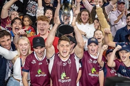 James O'Connor levanta el trofeo de campeón con Reds