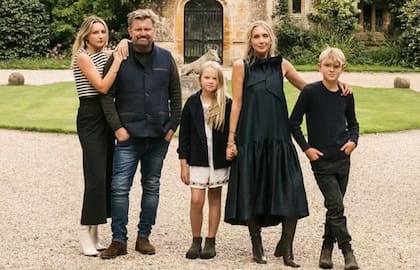 James Perkins y su esposa, Sophie, con sus hijos frente a Parnham House