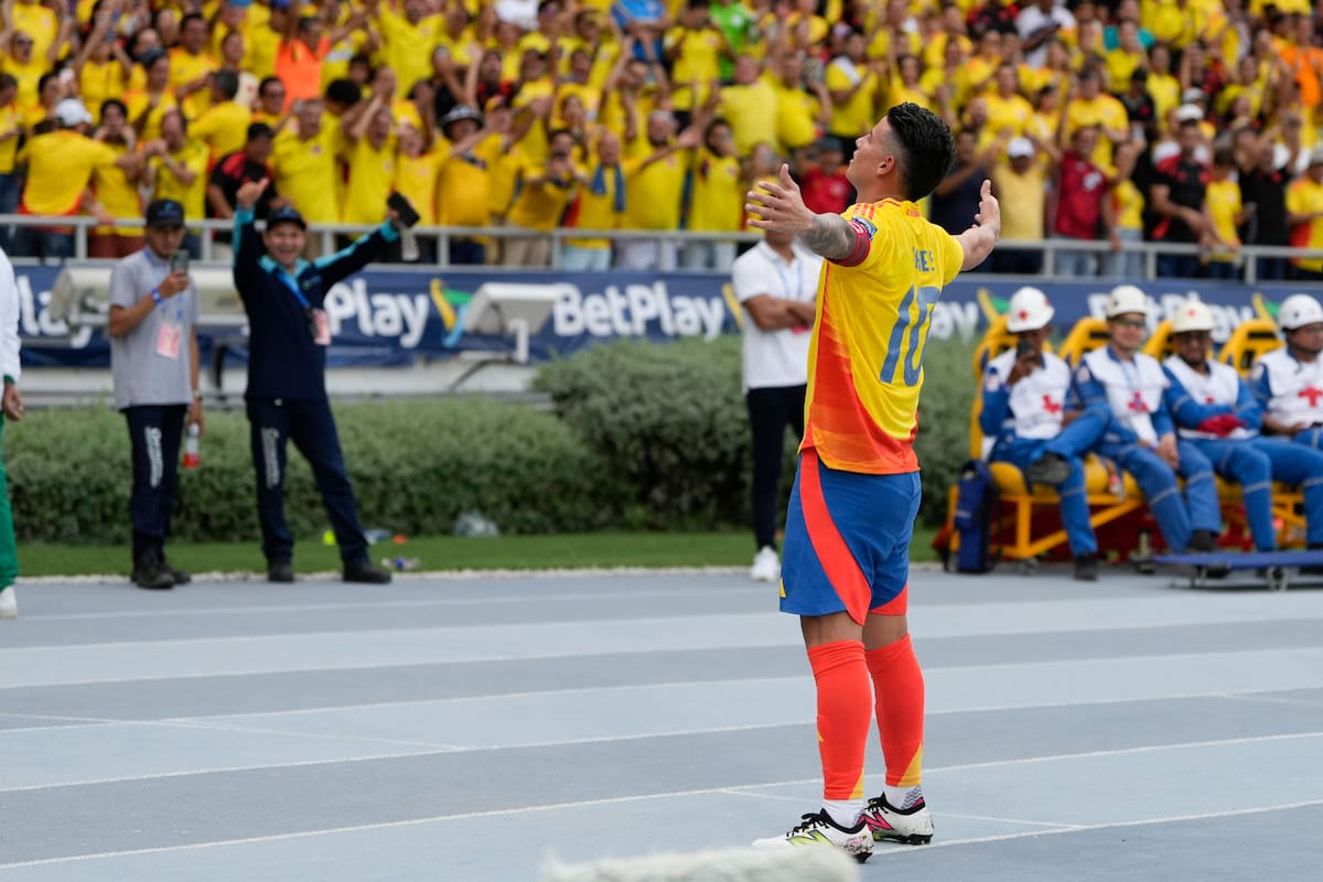 James Rodríguez celebra tras anotar de penal el segundo gol de Colombia en la victoria 2-1 ante Argentina por las eliminatorias del Mundial, en Barranquilla, Colombia.