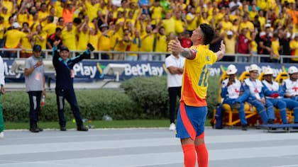 James Rodríguez celebra tras anotar de penal el segundo gol de Colombia en la victoria 2-1 ante Argentina por las eliminatorias del Mundial, el martes 10 de septiembre de 2024, en Barranquilla, Colombia. (AP Foto/Ricardo Mazalán)