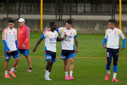 James Rodríguez (el segundo desde la derecha) camina junto a Deinver Machado durante un entrenamiento de la selección de Colombia, que se enfrentará con Jordania, el tercer rival de Argentina en el inminente Mundial.