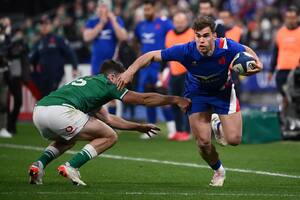James Ryan no puede detener a Damian Penaud, que corre con todo, hacia adelante