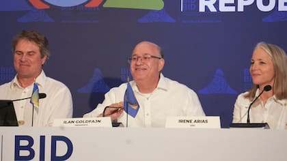 James Scriven (BID Invest), Ilan Goldfajn (presidente del BID) e Irene Arias Hofman (BID Lab), tras la aprobación de la reforma del Grupo BID en Punta Cana