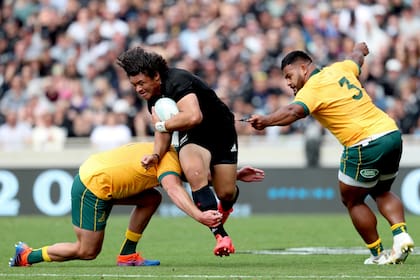James Slipper y Taniela Tupou de Australia se enfrentan a Caleb Clarke de Nueva Zelanda durante el segundo partido de la Bledisloe Cup