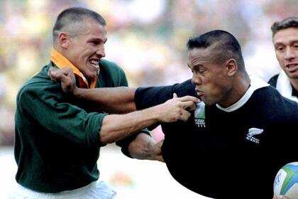 James Small en un partido frente a All Blacks