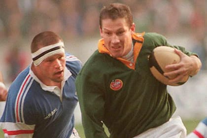 James Small y el francés Christian Califano, en un test match entre los Springboks y Francia, en el Parque de los Príncipes. El wing sudafricano falleció a los 50 años, víctima de un paro cardíaco