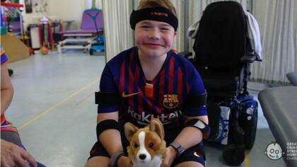 James tiene sensores atados a sus muñecas, codos y rodillas para monitorear cómo su movimiento se ve afectado por un raro trastorno genético llamado distrofia muscular de Duchenne
