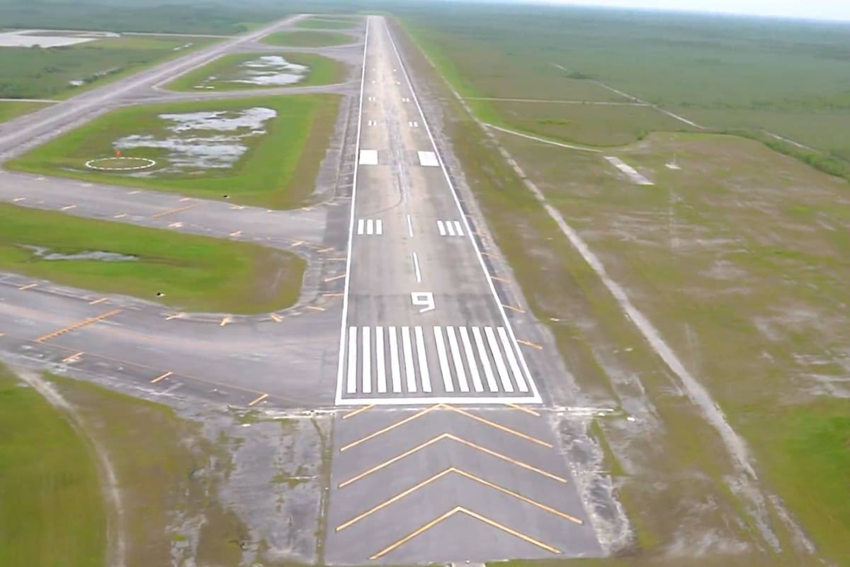James Uthmeier, fiscal general de Florida, propone utilizar un aeropuerto abandonado en los Everglades de Florida como centro de detención; el lugar fue denominado como el alcatraz de los caimanes debido a la gran presencia de estos animales