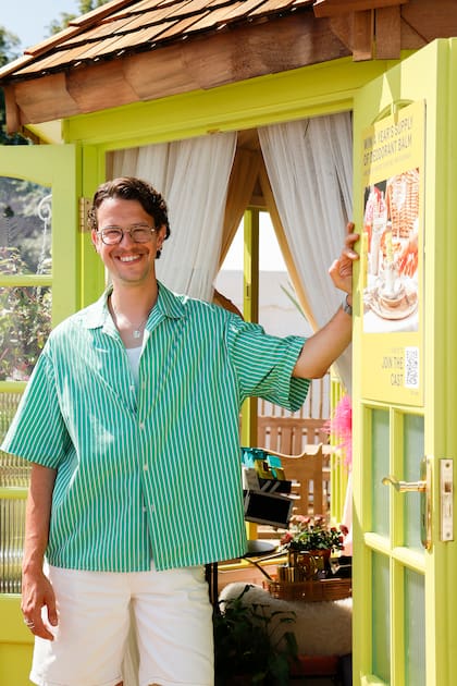 James Whiting tiene su estudio de plantas y diseño y participó en varias ediciones del Chelsea Flower Show
