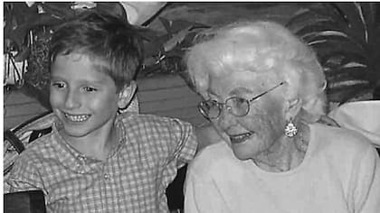 James y Anne Huston, hermana del piloto caído en la Segunda Guerra Mundial. Cuando se reunieron, ella le dijo que también creía que él era su hermano.