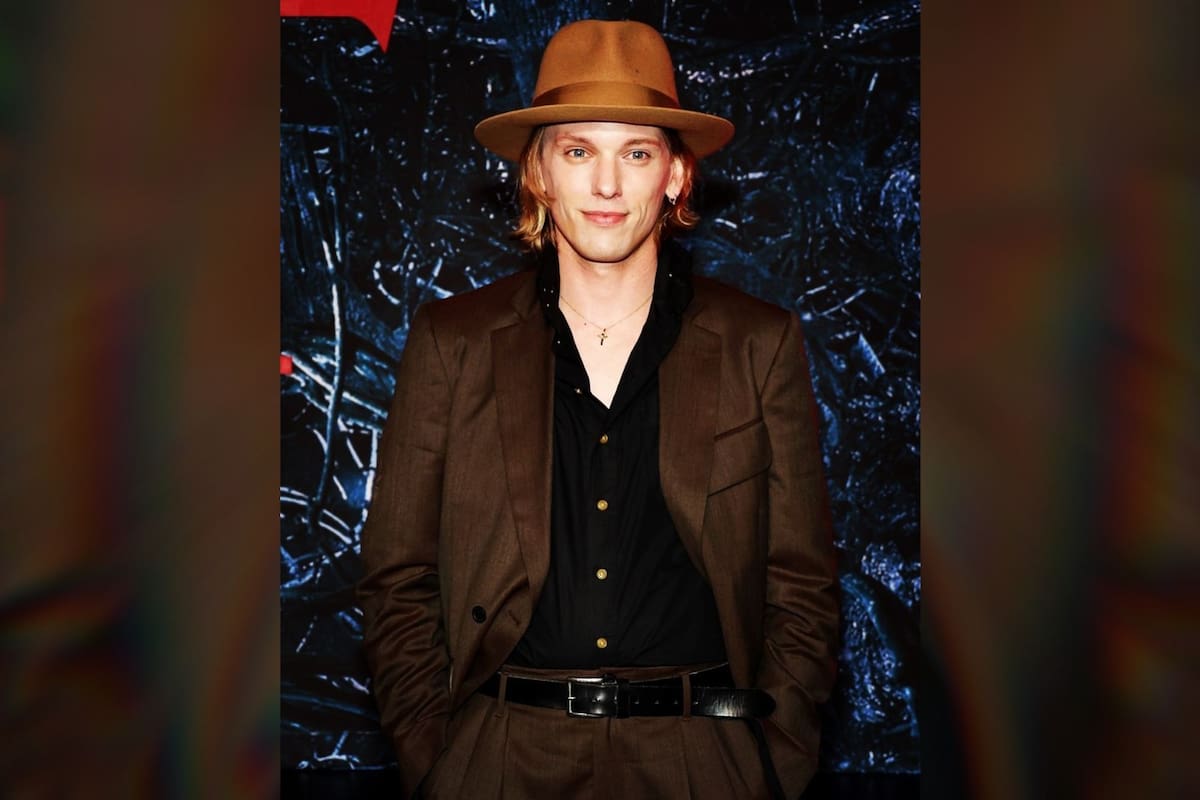 Jamie Campbell Bower afirmó que se siente orgulloso de llevar 7 años y medio sobrio.