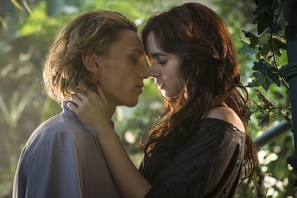 Jamie Campbell Bower junto a Lily Collins en Cazadores de sombras: Ciudad de hueso, la película en la que se conocieron