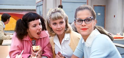 Jamie Donnelly, Olivia Newton-John y Susan Buckner en una escena de Grease