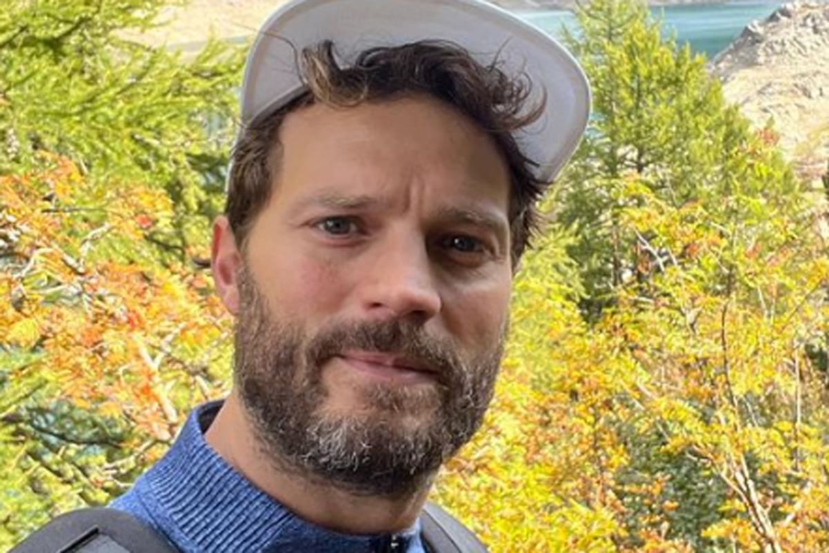 Jamie Dornan fue hospitalizado con síntomas de ataque cardíaco tras tocar a una oruga venenosa: “Tuvimos suerte de salir con vida”