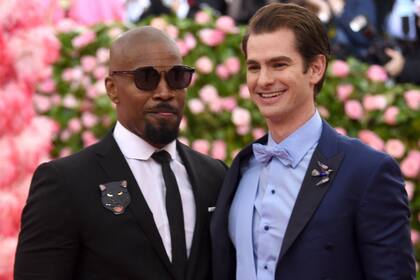 Jamie Foxx junto a Andrew Garfield al ingresar a la gala