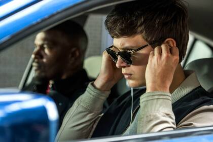 Jamie Foxx y Ansel Elgort en Baby: el aprendiz del crimen, de Edgar Wright, disponible en Netflix