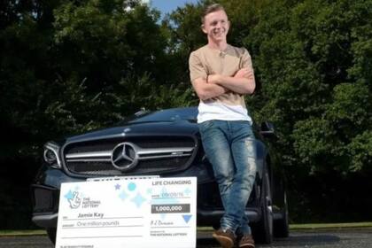 Jamie Heavens posa con el cheque de un millón de dólares