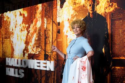 Jamie Lee Curtis, estrella y productora ejecutiva de "Halloween Kills", psoa en el estreno de la película el 12 de octubre de 2021 en el Teatro Chino TCL en Los Angeles. (Foto AP/Chris Pizzello)