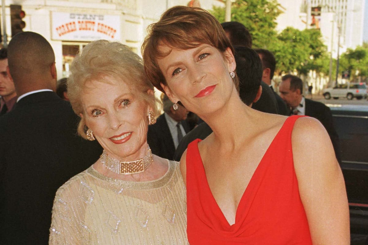 Jamie Lee Curtis junto a su famosa madre Janet Leigh, en 1998, en el estreno de uno de sus populares films de terror