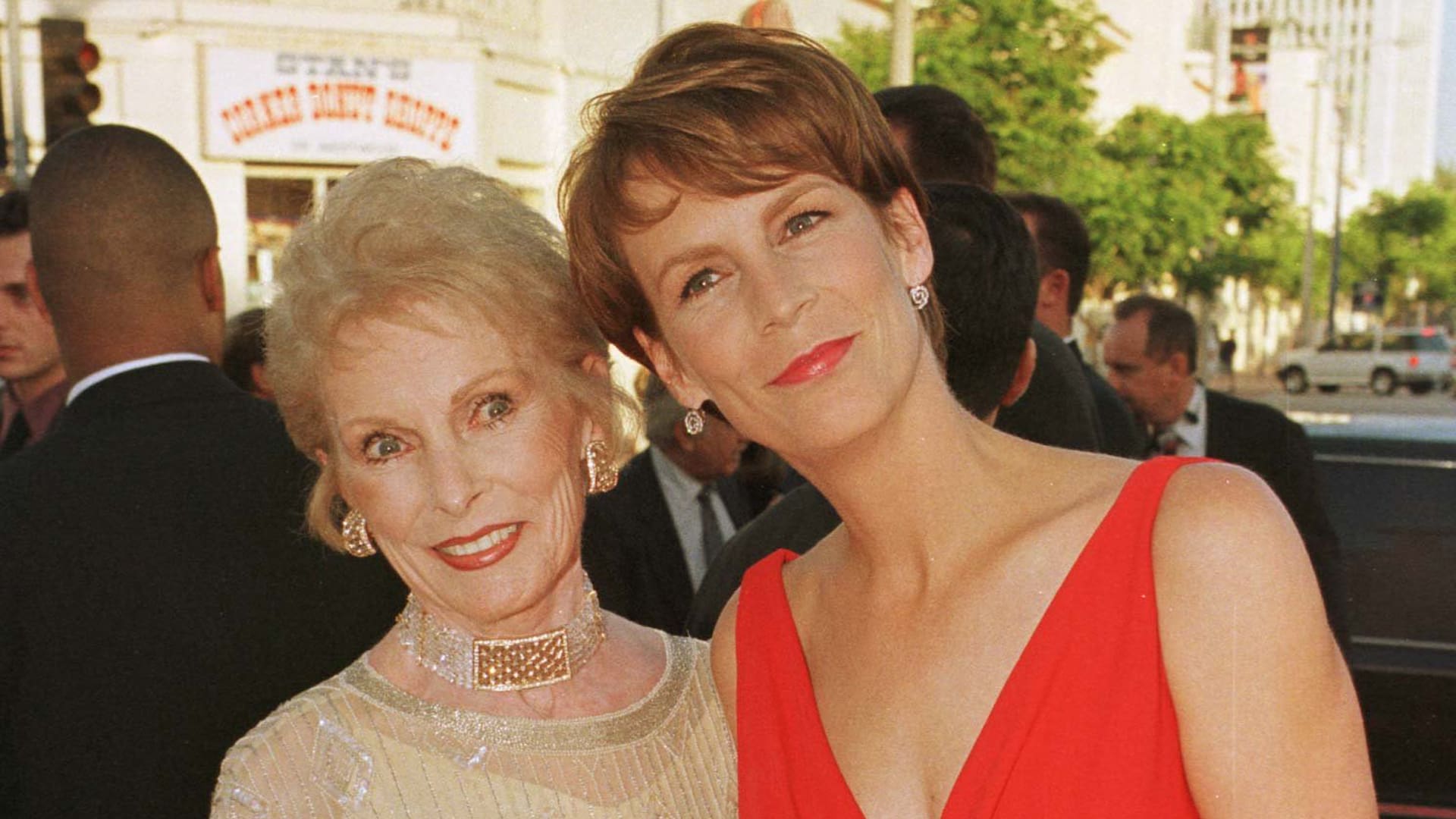 Jamie Lee Curtis junto a su famosa madre Janet Leigh, en 1998, en el estreno de uno de sus populares films de terror
