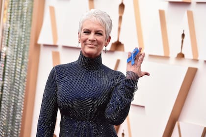 Jamie Lee Curtis, otra de las presentadoras que tuvo la ceremonia, optó por un diseño tornasolado de Stella McCartney