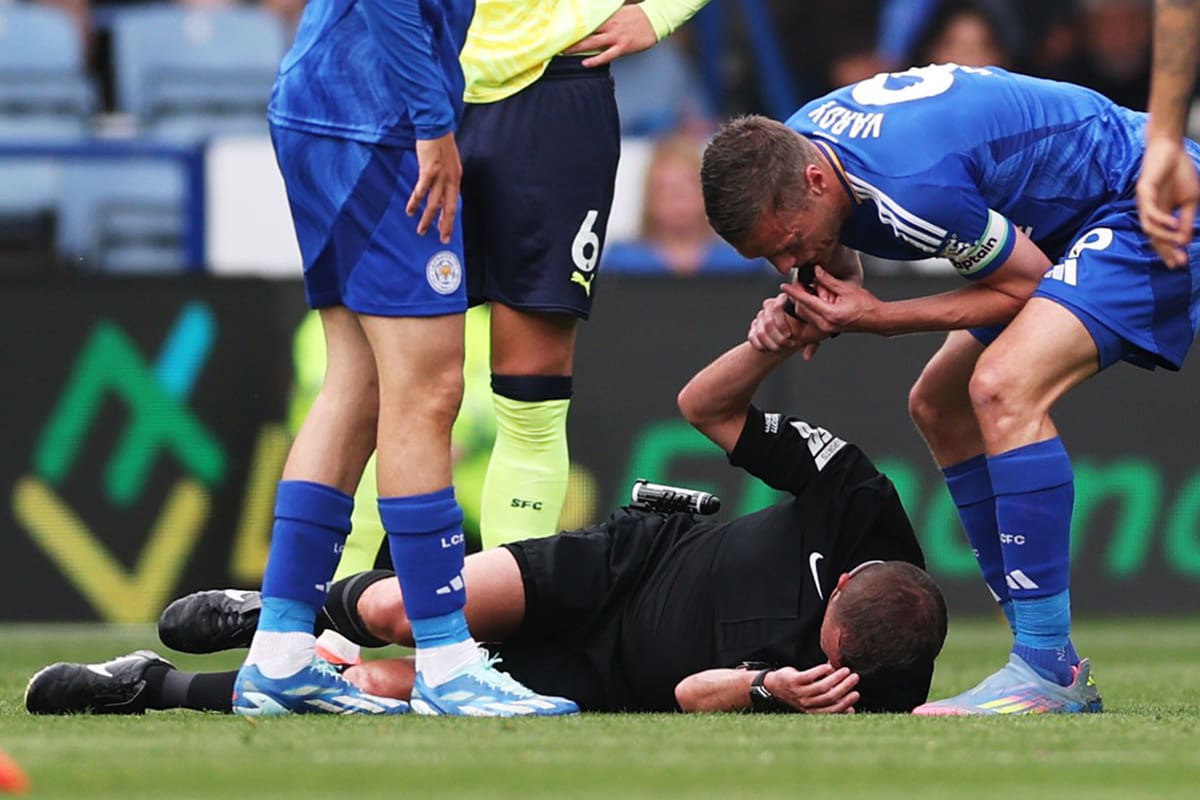 Jamie Vardy hace sonar el silbato del árbitro, David Webb, que yace dolorido sobre el césped durante el partido entre Leicester City y Southampton