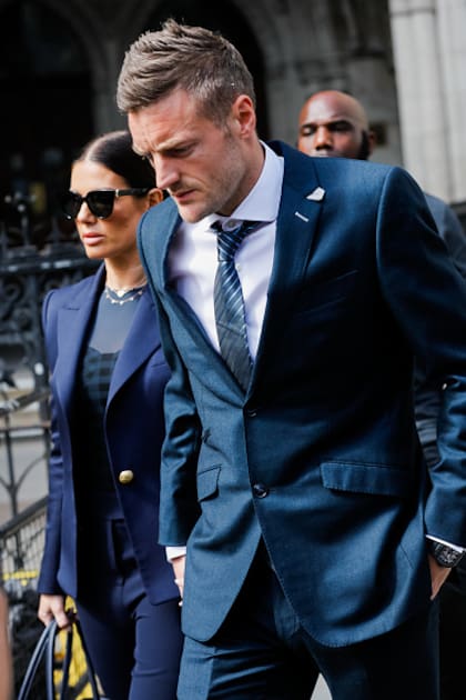 Jamie Vardy recién apareció en los tribunales el día que fue a declarar su antiguo compañero en el seleccionado, Wayne Rooney. Lo miró fijo durante su alegato, pero no dijo nada. Sin embargo, cuando regresó a su casa, Jamie emitió un comunicado en el que decía que todo lo que Wayne dijo eran "palabras sin sentido".