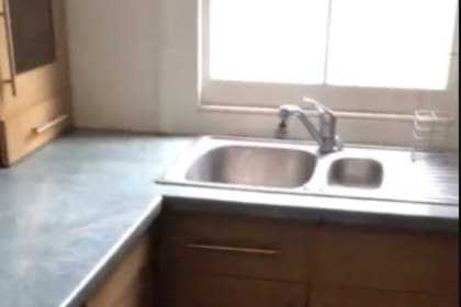 Jamie Wilkes se volvió viral luego de compartir un video que muestra el recorrido que puede hacerse de un pasadizo secreto en su cocina a la salida de la vivienda