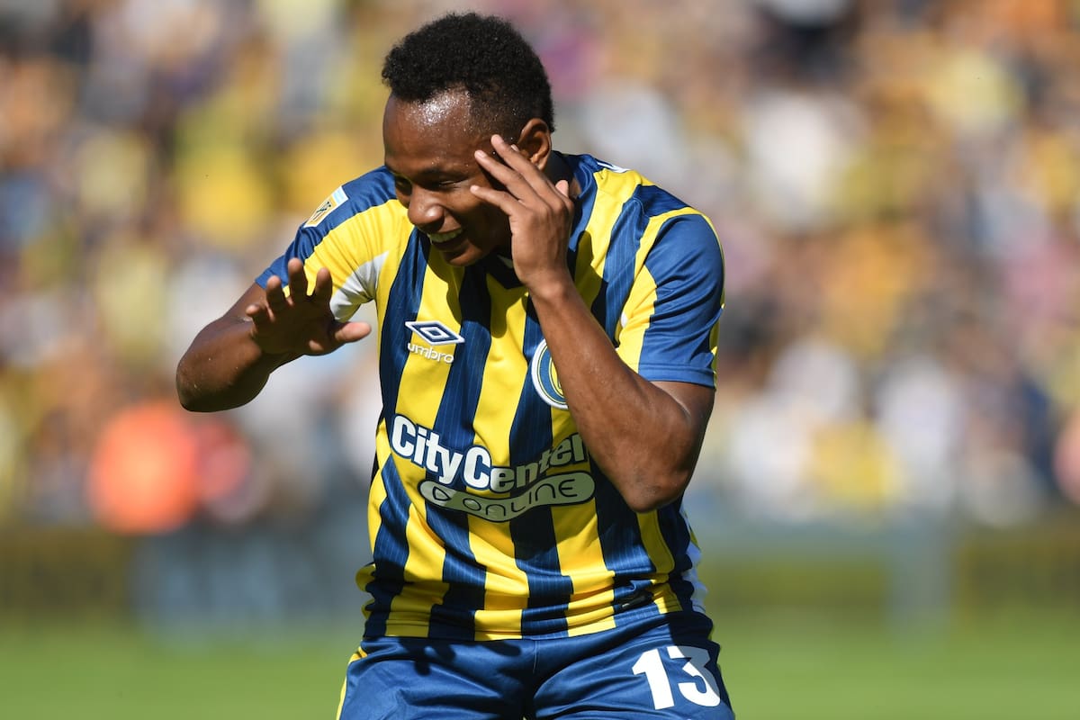 Jaminton Campaz festeja su golazo, el 2-0 de Rosario Central ante Platense, en Arroyito