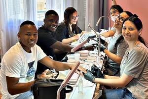 Jaminton Campaz y Dannovi Quiñones durante la atención en el local de estética de uñas