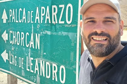 Jamiro en una parada en el camino que piensa volver a hacer en diciembre para llevarle comida a las familias para que puedan atravesar el verano