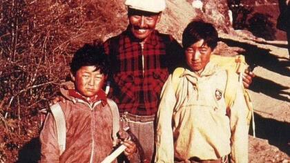 Jamling Tenzing Norgay junto a su padre y su hermano