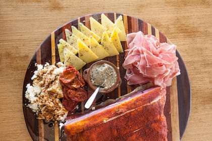 Jamón crudo y quesos artesanales, ricota casera y tomates deshidratados y ahumados.