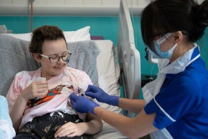 Jan Chu, enfermera de investigación en Great Ormond Street, le aplica la terapia a Alyssa en mayo de este año