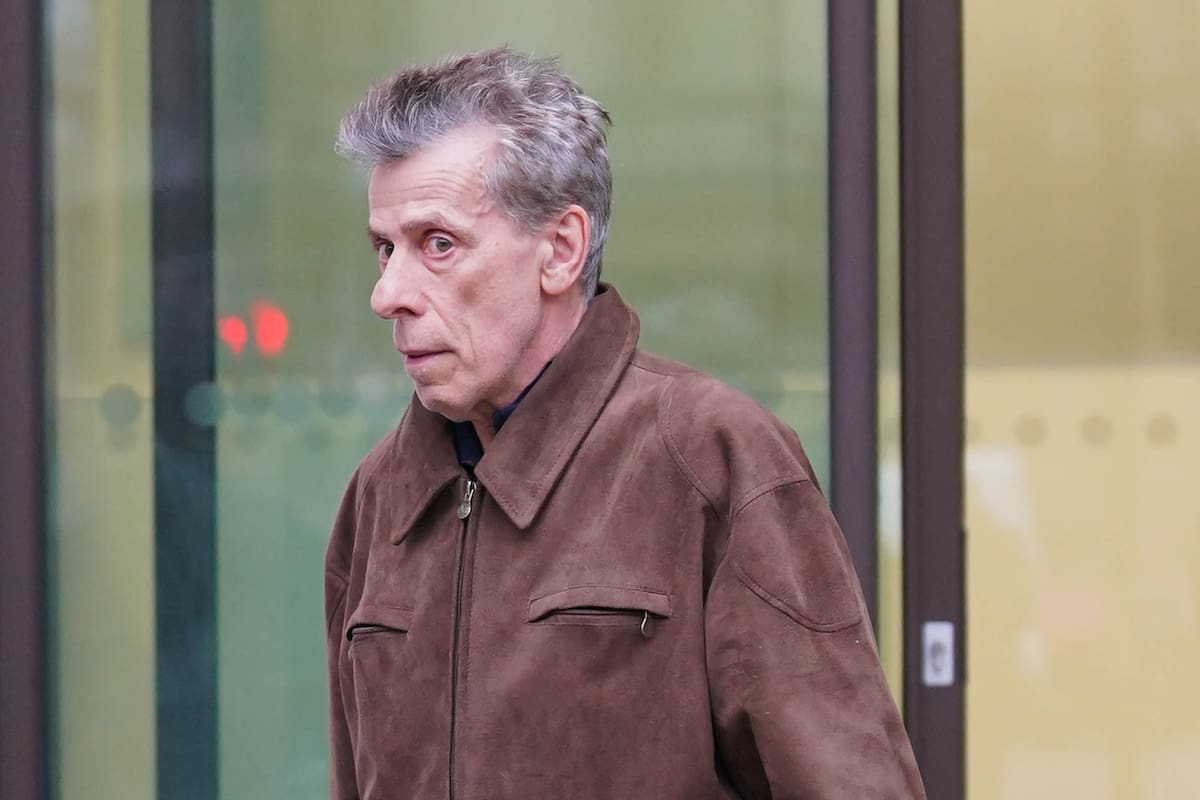 Jan Latham-Koenig deja los tribunales londinenses el 12 de enero de 2024, luego de ser acusado por delitos de abuso contra menores; el veredicto se conocerá el martes 28 de mayo