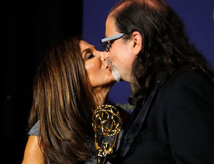 Jan Svendsen, su flamante prometido Glenn Weiss y el Emmy que ganó por dirigir la transmisión del Oscar y que provocó una de las escenas más memorables de esta ceremonia