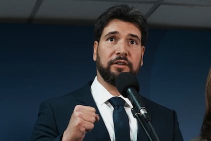 Jan Topic, candidato presidencial de la alianza Por un país sin miedo, habla antes del debate presidencial en Quito, Ecuador, el domingo 13 de agosto de 2023. Ecuador va a las urnas para elegir al presidente el 20 de agosto. (AP Foto/Dolores Ochoa)