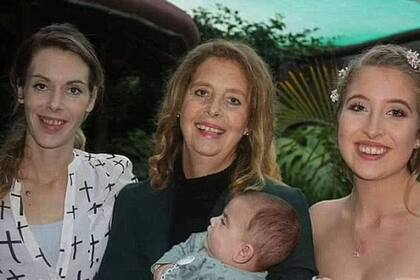 Jana (izquierda) y su madre Heide (centro), exesposa de Errol Musk, que tiene en brazos a Rushie, hijo de su ex y su hijastra