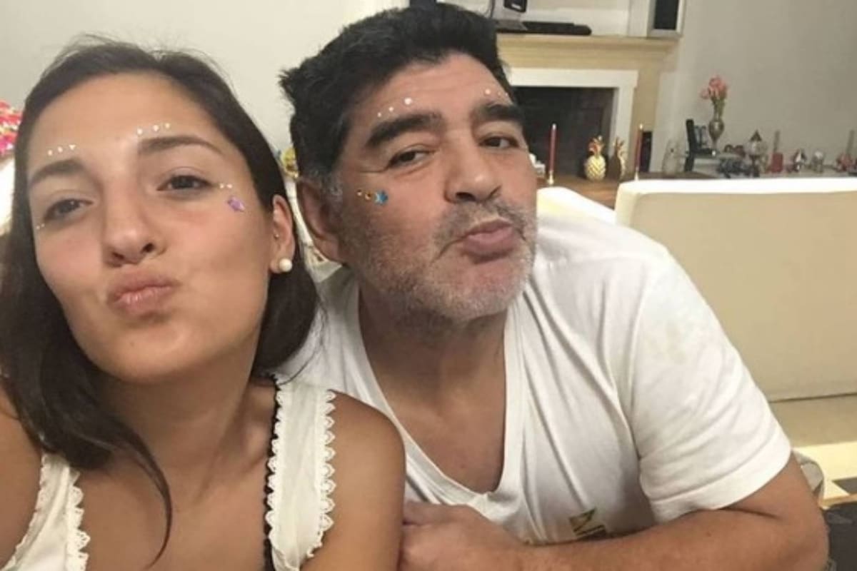 Jana Maradona fue la primera, entre los hijos del Diez, que se presentó a tramitar la sucesión de su padre.