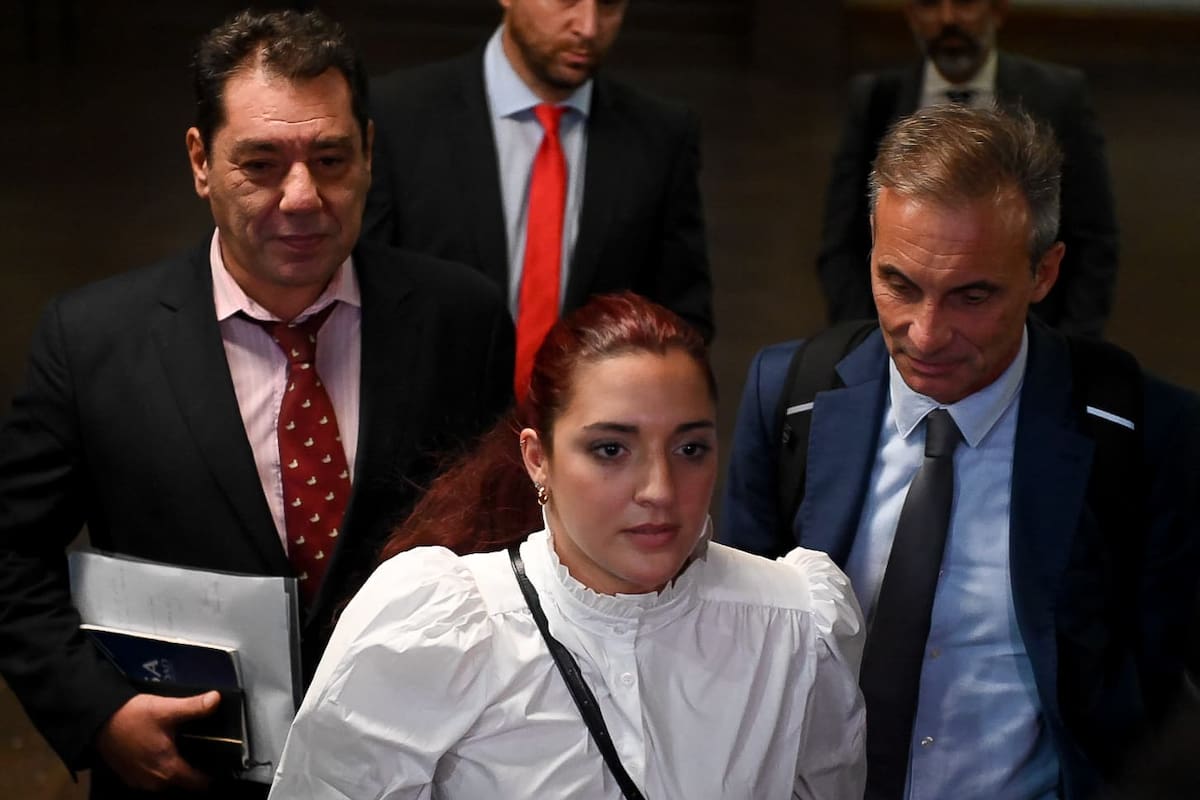 Jana Maradona se retira de los Tribunales de San Isidro acompañada por sus abogaos Félix Linfante y Gustavo Pascual