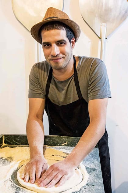 Yancí Pos, al frente de su pizzeria de Don Joaquín